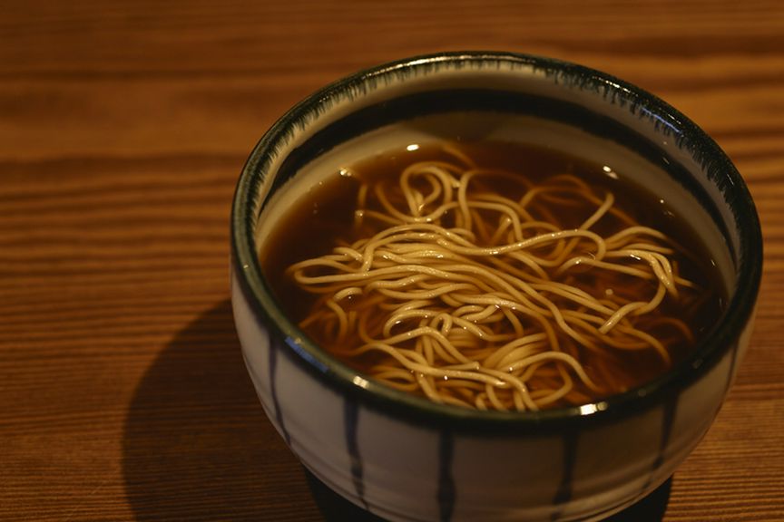 北海道上川町産の石臼挽そば粉に、季節感を取り入れたメニューも