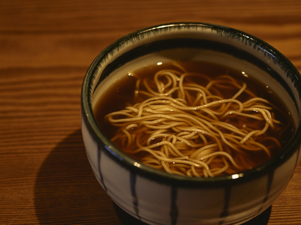 北海道上川町産の石臼挽そば粉に、季節感を取り入れたメニューも