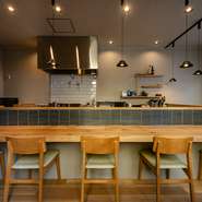 ガラス戸の入口、高い天井とペンダントライト、オーク材のカウンター席などカフェ風の空間は、「入りやすくて、肩肘はらずにゆっくりくつろげる店に」という、店主の思いの賜物。誰もが自然体で憩える心地よさです！