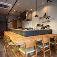 「本格的な江戸前寿司を気構えなしで満喫したい」というシーンに理想的。大人世代のデート、ご夫妻での食事に加え、若い方の本格寿司デビューにもオススメ。二人のストーリーに寄り添う一軒になってくれるでしょう。