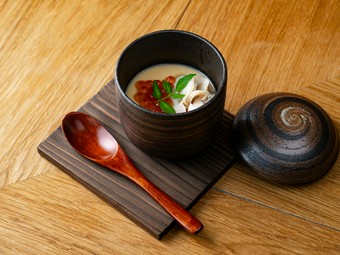 人気の一品！四季折々の食材の風味にひたれる『季節の茶碗蒸し』