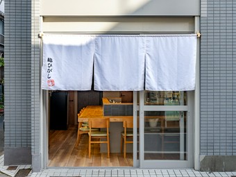 ガラス戸の入口も斬新。進化する町寿司を満喫できる！