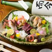その日市場で買い付けた旬の鮮魚をはじめ、確かな目で吟味された良質な食材を使った、和の逸品を提供。季節の会席料理から、その日オススメの一品料理まで、その時期ならではの食をくつろぎの空間で堪能できます。