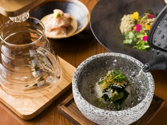 アツアツの器・出汁でいただく贅沢。一味違う締めくくり『石焼き　たい茶漬』