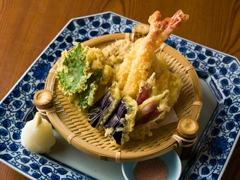 気軽に旬を堪能。揚げたてを届ける臨場感も見どころ『天ぷら盛り合わせ』