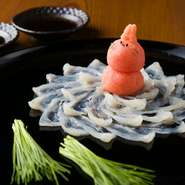 通年でふぐを楽しめることも、【八巻】の魅力の一つ。鮮度抜群のふぐを活かした薄造りは、本日のオススメ内でもぜひチェックいただきたい逸品です。繊細なふぐの身や、飾り付けにも料理人の技が伺えます。