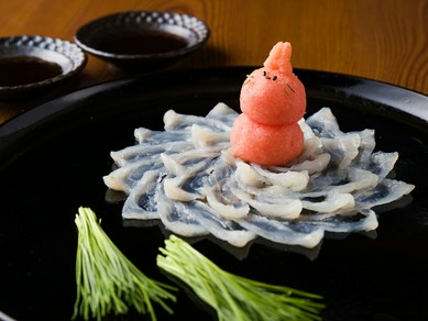 繊細な職人技が冴える一皿。一年を通して楽しめる『とらふぐ刺』
