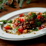 オープンキッチンのカウンター席では、シェフの調理を間近に感じながら食事を満喫。おひとり様やデート利用にも人気の特等席です。