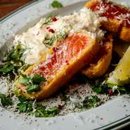 イタリアワインを中心に、世界各国から厳選ワインを入荷。日替わりで13種ほどのワインをグラスでいただけるのも魅力です。ボトルワインは常時50種以上の銘柄があり、他にも豊富なドリンクを楽しめます。