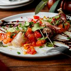 一面ガラス張りの開放感あふれるオシャレで明るい空間