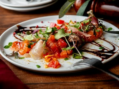 一面ガラス張りの開放感あふれるオシャレで明るい空間