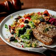 彩り豊かな前菜やパスタ、こだわりワインが揃う女子会に人気のお店。華やかな料理とお洒落な雰囲気で、ゆったりおしゃべりを楽しめます。