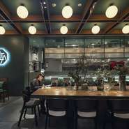 開放感の抜群のテラス席で、季節の風を感じながら楽しむイタリアン。昼はランチ、夜はワインと共に特別なひとときをお過ごしください。