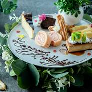 大切な方との特別な日を華やかに演出。メッセージ付きデザートプレートやスパークリングワインなど、記念日特典もご用意しています。