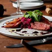 柔らかな灯りと穏やかな空気が流れる店内で、ワインを片手にゆったり食事を。会話を楽しむ大人の時間にぴったりです。