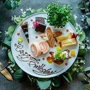 誕生日や記念日にぴったりのコース料理やワインをご用意。心を込めたおもてなしで、思い出に残るひとときを演出します。