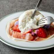 dry-cured ham, seasonal fruits & burrata cheese　　ハーフ(チーズ60g)：1980円／フル(チーズ120g)：3000円
※画像はフルサイズ