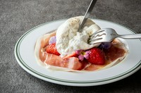 dry-cured ham, seasonal fruits & burrata cheese　　ハーフ(チーズ60g)：1980円／フル(チーズ120g)：3000円
※画像はフルサイズ