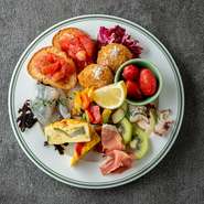 assorted six kinds of appetizers
ライスコロッケ／鮮魚のカルパッチョ／イタリア風オムレツ／生ハムと季節の果実／タコとセロリのマリネ／とまとのブルスケッタ／プティとまとのマリネ／カポナータなど。