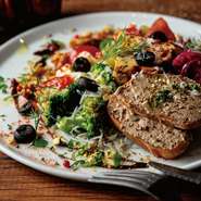 assorted eight kinds of appetizers
その日の美味しいお料理をひとつのお皿で欲張りに♪
ライスコロッケ、鮮魚のカルパッチョ、たことセロリのマリネなどなどなど。
※ご注文は２人前から承ります。