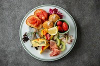 assorted six kinds of appetizers
ライスコロッケ／鮮魚のカルパッチョ／イタリア風オムレツ／生ハムと季節の果実／タコとセロリのマリネ／とまとのブルスケッタ／プティとまとのマリネ／カポナータなど。