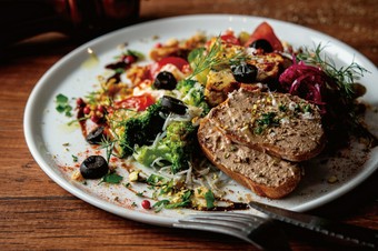 目にも華やかな人気の一皿『前菜八種 盛り合わせ(１人前)』