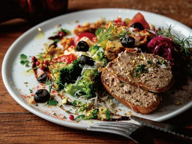 目にも華やかな人気の一皿『前菜八種 盛り合わせ(１人前)』