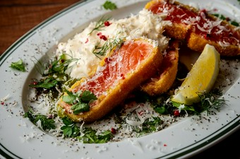 外はサクッ、中はしっとり『サーモンのレアカツ　タルタルと』