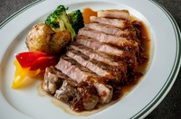 肉の旨みたっぷり！『ポーク グリル　ジンジャーシャリアピン』