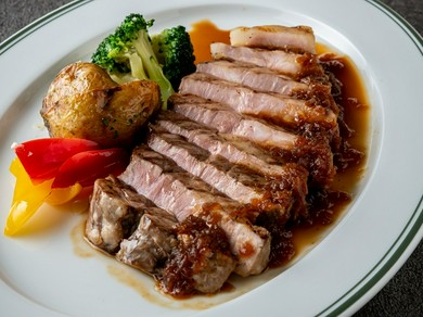 肉の旨みたっぷり！『ポーク グリル　ジンジャーシャリアピン』