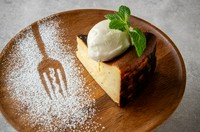 basque cheesecake with cheese ice cream