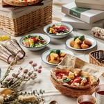 コースページに２名様でご利用いただく際の、お料理内容と無料レンタルグッズを記載しております。
不明な点ございましたら、お気軽にお電話くださいませ。