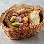 ●小学生のお子様はメイン料理からのワンオーダー制です。
※3～5歳のお子様に『ピッツァ食べ放題500円』をご用意しております。
●オーダーいただいていないお子様へのピッツァ食べ放題シェアはご遠慮ください。
