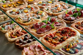 ランチ限定『日替り熱々ピッツァ食べ放題』