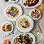 税込1,760円から25種のお料理をご用意しております。
魚介たっぷりボリューム満点サラダや具だくさんクラムチャウダー、ガッツリポークグリルなどなど、バラエティに富んだラインナップです。