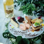 食後に花火＆メッセージ付きデザート盛り合わせをご用意いたします。