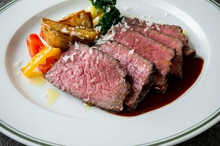 ジューシーな赤身肉の旨みを存分に『備前牛のもも肉グリル』