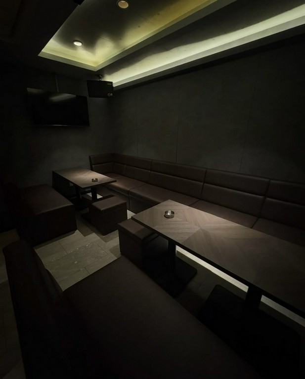 映像と音がそっと流れる空間に、気負わず身をゆだねて