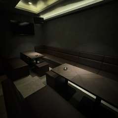 映像と音がそっと流れる空間に、気負わず身をゆだねて