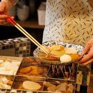 店内中央に食べ放題おでん用カウンターを設置。なんとワンコインでお通しのおでんが食べ放題！当店自慢のおでんをご堪能下さい。最大2.5時間飲み放題付コース3500円（税別）～開始。