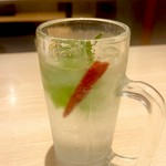 鍛高譚のソーダ割。大葉と鷹の爪がアクセント。