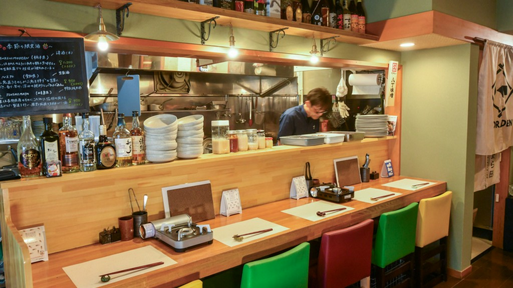 カウンター席で気軽に一人飲み