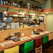 落ち着いた雰囲気のカウンター席は、お一人様でも気軽に利用可能。仕事帰りのちょい飲みにも最適で、こだわりの味噌おでんと日本酒をじっくり楽しめます。