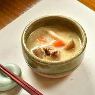 お通しとして提供されている、お店の定番。酒粕の優しい風味が、身体にそっと染み渡ります。肉・野菜の食感も程よいアクセント。単品としてのオーダーも可能です。