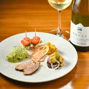 おでんだけでなく、和・洋とバラエティに富んだ酒肴を楽しめることもお店の醍醐味。『前菜盛合せ』は、少量ずついろいろな味わい・食感を楽しめる逸品です。時期によって内容も変化するため、来店時は要チェック。