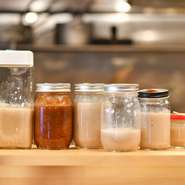 味噌は愛知県岡崎市八丁町「カクキュー」の八丁味噌を使用。鍋出しおでんでは、八丁味噌の豊かな香りや味わいを存分に楽しめます。味噌だけでなく、塩麹や酒粕といった発酵食品を多く取り入れていることも特徴です。