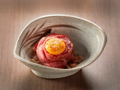 華やかな盛り付けも見どころ『和牛薔薇ユッケ』