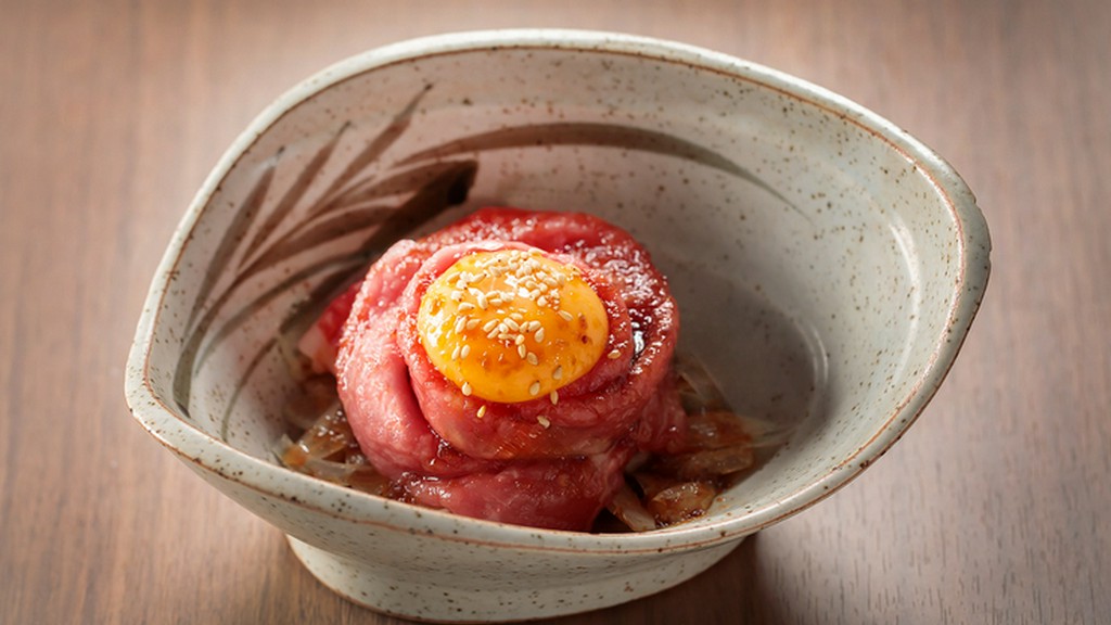 見た目も華やかな『和牛薔薇ユッケ』