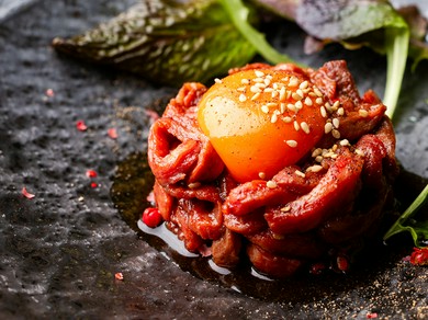 黒毛和牛の炙らないユッケ風　極濃卵のせ