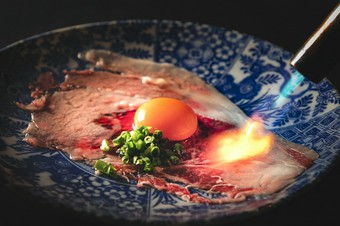 名物至福の炙りユッケ